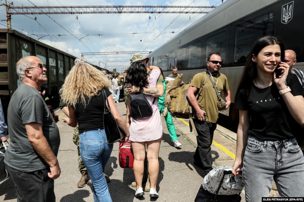 Shumë familjarë udhëtojnë në zona që janë më afër vijës së frontit, në mënyrë që të shfrytëzojnë sa më shumë kohën e lirë me ushtarët që janë në pushim.