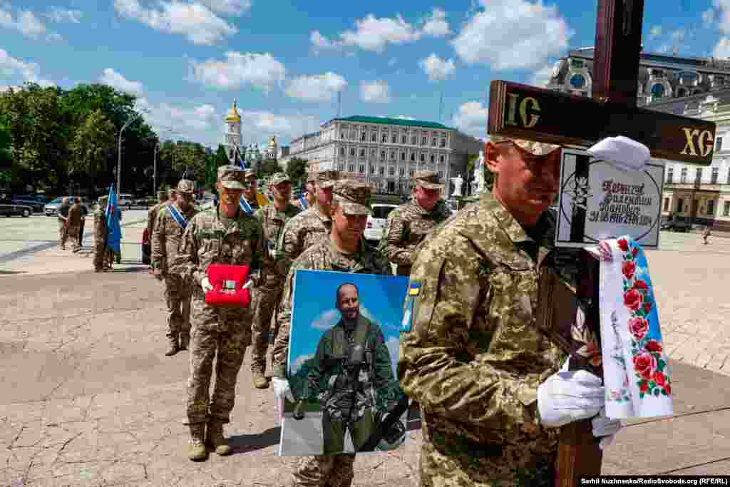 Generalul-locotenent Anatoli Krivonojko, șeful Comandamentului aerian central al Ucrainei, a declarat pentru RFE/RL: &bdquo;Astăzi ne-am luat rămas bun de la camaradul nostru de arme, de la un as al pilotajului, un adevărat patriot. O persoană care a trăit în cer&rdquo;.