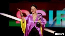  Джулиет Бинош държи премията си на 70 -ия интернационален кино фестивал в Сан Себастиан, 18 септември 2022 година 