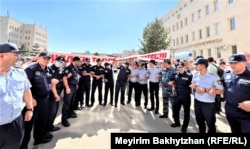 Люди и полиция у здания суда после вынесения приговора по делу о "захвате алматинского аэропорта" во время Январских событий. Алматы, 11 июля 2023 года