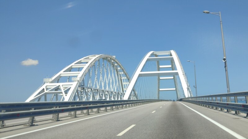 На Керченском мосту перекрывали движение автотранспорта, местные паблики писали о вероятной «ракетной опасности» (ОБНОВЛЕНО)
