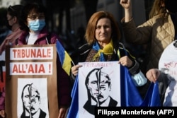 Демонстрация в поддержку Украины перед посольством России в Риме 24 февраля 2022 года
