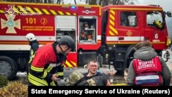 Рятувальники надають допомогу на місці повітряного удару в Одесі, ілюстративне фото