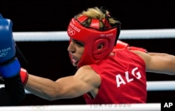 Khelif (desno) zadaje udarac Turkinji Mariem Homrani Ep Zayani na preliminarnom boksačkom meču u kategoriji 60 kg za žene na Olimpijskim igrama u Tokiju, Japan, 30. srpnja 2021.