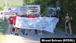 'Zatvorite deponiju Uborak', 'Ne toksičnom otpadu' 'Ignorišete problem godinama! Dokle više?' i 'Želimo dugoročno rješenje problema, bile su neke sa poruka na protestu, Mostar, 9. septembar 2023.