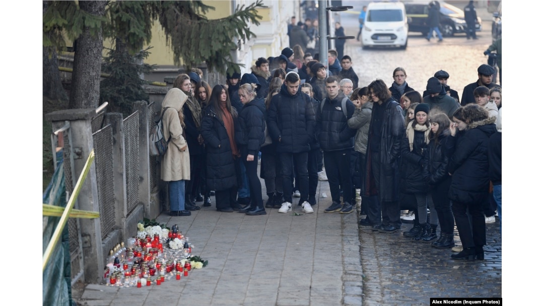 Zeci de copii au venit, încă de dimineață, cu candele și flori, în fața căminului din care s-a prăbușit un zid peste patru colegi ai lor.