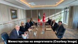 Любомира Ганчева (втората отляво) на среща на служебния министър на енергетиката Росен Христов с ръководството на турската държавна енергийна компания „Боташ“,
