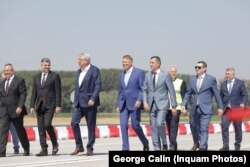 Inaugurarea podului suspendat de la Brăila s-a făcut în prezența celor mai importanți oficiali ai statului - președintele Senatului, Nicolae Ciucă (stânga), premierul Marcel Ciolacu, eurodeputatul Mihai Tudose (care e din Brăila), președintele Klaus Iohannis, ministrul Transporturilor, Sorin Grindeanu.