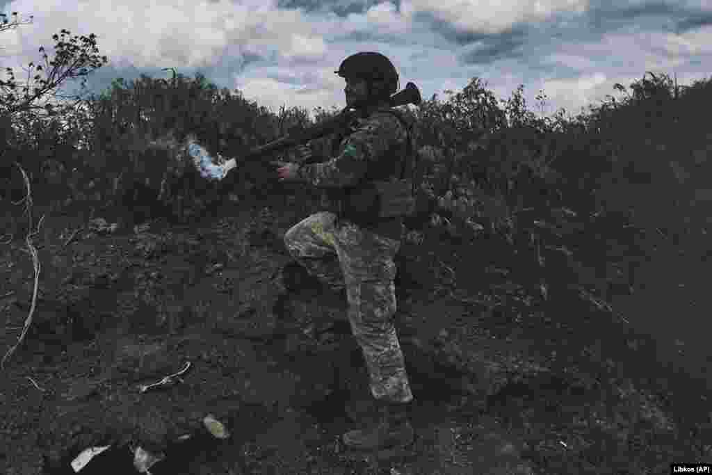 Un soldat ucrainean lansează o grenadă propulsată de rachetă (RPG) spre pozițiile rusești. Pe 23 mai, ministrul adjunct al apărării din Ucraina, Hanna Maliar, a declarat pe contul ei Telegram că forțele ucrainene controlau încă marginea sud-vestică a Bakhmut.