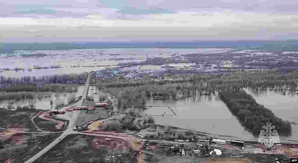 Šestog aprila došlo je do pucanja druge brane-nasipa, čime je značajno prošireno već poplavljeno područje.&nbsp;Snijeg koji se brzo otapa na dijelovima Uralskih planina i Sibira nabujao je neke od najvećih rijeka koje teku divljinom Rusije, s najmanje 10.500 kuća koje su do sada zabilježene kao poplavljene, a još mnogima prijeti opasnost.