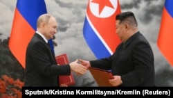 Հյուսիսային Կորեայի առաջնորդ Կիմ Չեն Ընը և Ռուսաստանի նախագահ Վլադիմիր Պուտինը համաձայնագրի ստորագրման արարողության ժամանակ, Փհենյան, 19-ը հունիսի, 2024թ.
