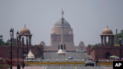 Obezbeđenje proverava vozilo ispred indijske predsedničke palate u okviru pojačanih bezbednosnih mera uoči samita G20 u Nju Delhiju, Indija, 7. avgusta 2023.