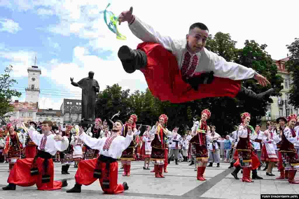 Njerëzit duke vallëzuar valle tradicionale ukrainase gjatë kremtimit të Ditës së Kushtetutës së Ukrainës në Lviv më 28 qershor.