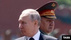Президент России Владимир Путин и министр обороны России Сергей Шойгу (слева направо)