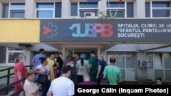 În iunie 2025 au avut loc noi percheziții și audieri în cazul deceselor suspecte de la Spitalul Sf. Pantelimon din București. Fotografie de la un protest al cadrelor medicale din 8 august 2024. 