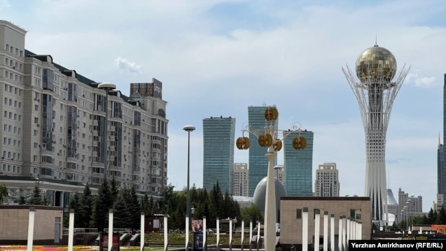 Монумент Байтерек на бульваре Нуржол в Астане
