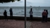 Ljudi gledaju na more dok uragan Beril jača na Karibima, Trinidad i Tobago, 1. jula 2024.