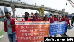 Работниците мигранти и членовите на Корејската конфедерација на синдикати маршираат за време на митингот за работничките права на мигрантите во Сеул, Јужна Кореја, недела, 28 април 2024 година.