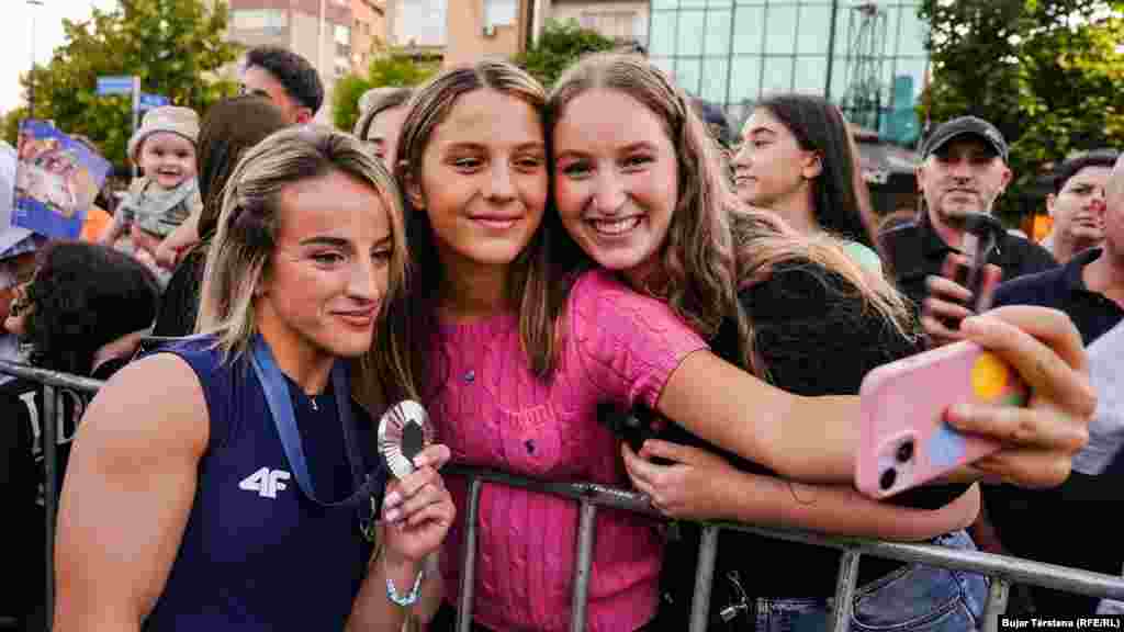 Distria Krasniqi, sportistja e vetme e Kosovës që ka dy medalje olimpike në karrierë &ndash; të artë dhe të argjendtë &ndash; i ka thënë publikut se mbështetja e treguar ka qenë forca e saj shtytëse.