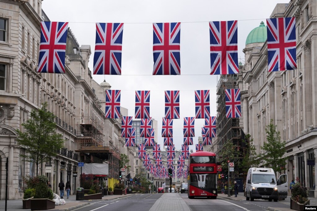 Rruga &quot;Regent&quot; e zbukuruar me flamuj britanikë.