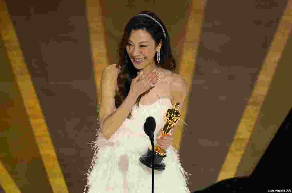 Michelle Yeoh preuzima nagradu za najbolju glumicu u glavnoj ulozi za &quot;Everything Everywhere All at Once&quot; na dodjeli Oscara u nedjelju, 12. marta 2023., u Dolby Theatreu u Los Angelesu.