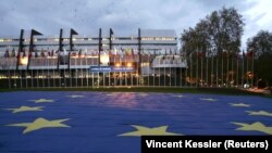 Знамето на ЕУ пред Советот на Европа во Стразбур