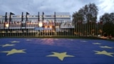 Një flamur i BE-së para Këshillit të Evropës në Strasburg.