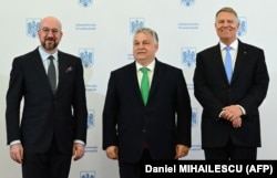 Președintele României, Klaus Iohannis (dreapta), îi întâmpină pe președintele Consiliului European, Charles Michel (stânga), și pe premierul Ungariei, Viktor Orban, la Palatul Cotroceni. București, 3 aprilie 2024.