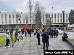 Okupljeni novinari poručuju da će kriminalizacija klevete u RS ugroziti medijske slobode i egzistenciju medija i novinara, Banjaluka, 14. mart 2023. godine