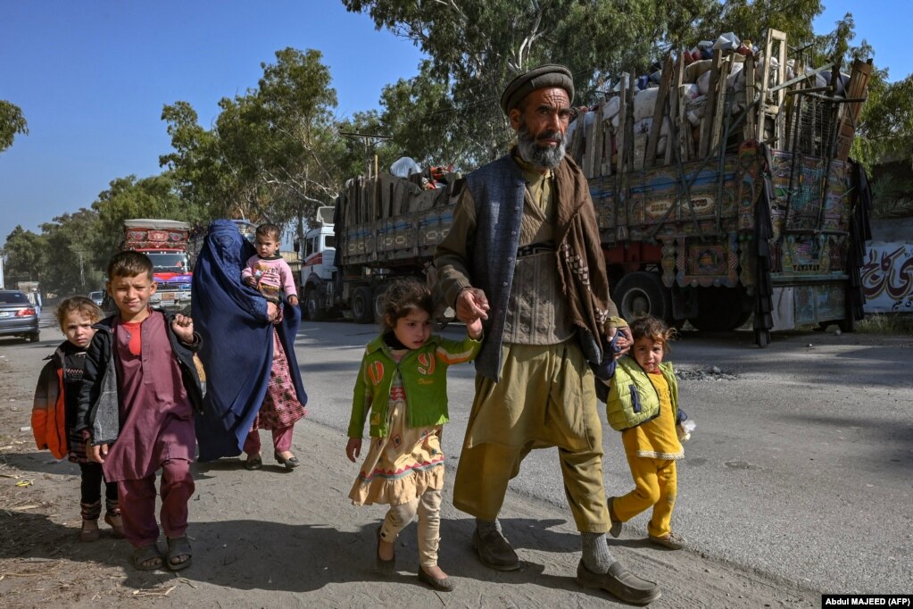Una famiglia afghana arriva in un centro di rimpatrio gestito dall'UNHCR, l'agenzia delle Nazioni Unite per i rifugiati, nel nord-ovest del Pakistan prima di intraprendere il viaggio.  Le Nazioni Unite stimano che 3,7 milioni di afghani risiedano in Pakistan, mentre le autorità pakistane ritengono che il numero raggiunga i 4,4 milioni.  Di questi, solo 1,4 milioni di afghani possiedono la documentazione richiesta che consente loro di soggiornare legalmente in Pakistan.