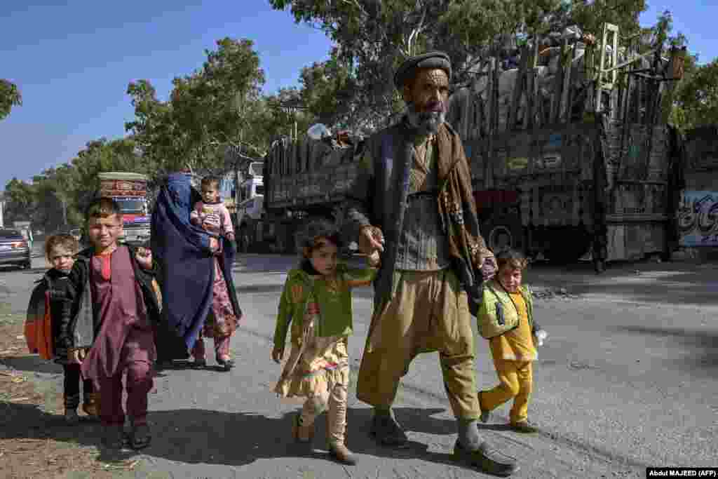 یک خانواده افغان پیش از شروع آغاز در یک مرکز بازگشت پناهجویان که توسط آژانس پناهندگان سازمان ملل، در شمال غربی پاکستان اداره می&zwnj;شود.&nbsp;سازمان ملل متحد تخمین می&zwnj;زند که ۳.۷ میلیون افغان در پاکستان زندگی می&zwnj;کنند، در حالی که مقامات پاکستانی معتقدند که این تعداد به ۴.۴ میلیون نفر می&zwnj;رسد. از این تعداد، فقط ۱.۴ میلیون افغان مدارک لازم برای افامت قانونی در پاکستان را دارند. 