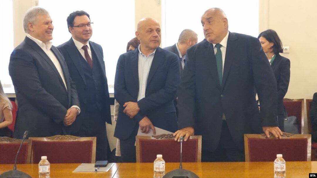 Oт ляво надясно: председателят на СДС Румен Христов, Даниел Митов, Томислав Дончев от ГЕРБ и председателят й Бойко Борисов.