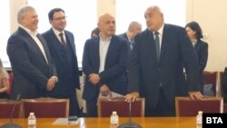 Oт ляво надясно: председателят на СДС Румен Христов, Даниел Митов, Томислав Дончев от ГЕРБ и председателят й Бойко Борисов.