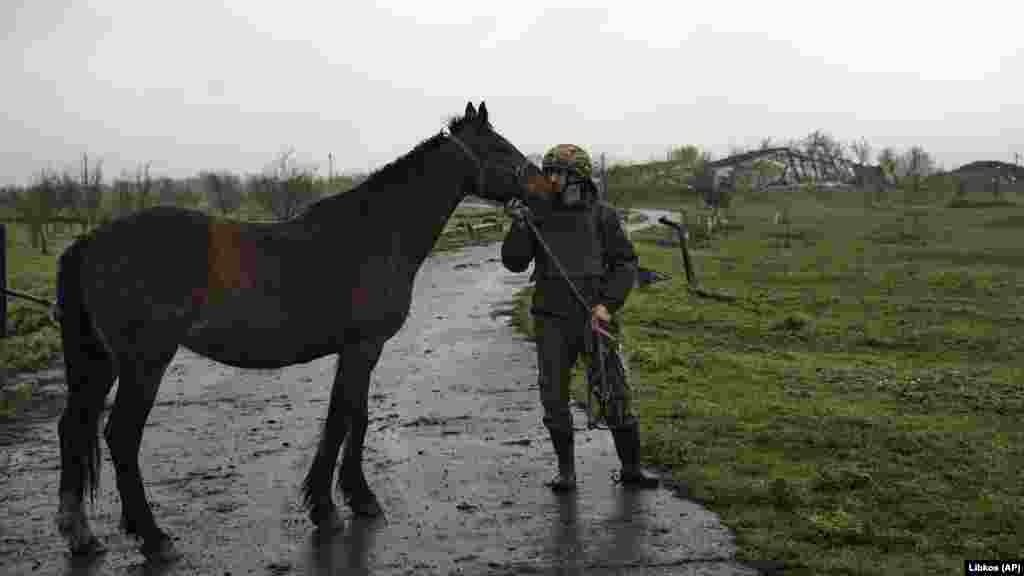 Az ukrán vezérkar április 27-i napi jelentésében közölte: a Bahmut&ndash;Avgyijivka&ndash;Marjinka vonalon folytatódnak a pusztító harcok. Egy ukrán katona nyugtatja az egyik lovat
