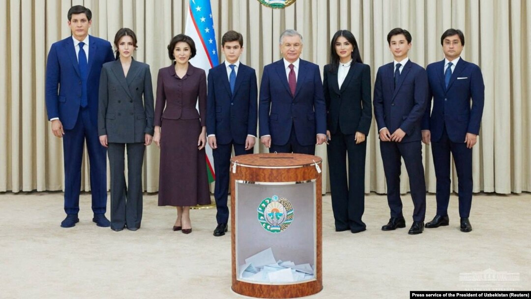 Өзбек президенті Шавкат Мирзияев отбасымен бірге дауыс беру учаскесінде. Осы күні өзбек жұрты президент сайлады. Ташкент, 9 шілде 2023 жыл.