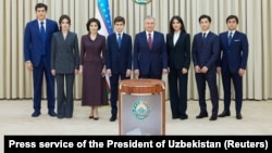 Өзбек президенті Шавкат Мирзияев отбасымен бірге дауыс беру учаскесінде. Осы күні өзбек жұрты президент сайлады. Ташкент, 9 шілде 2023 жыл.