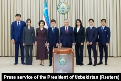 Президент Узбекистана Шавкат Мирзияев (в центре) со своей семьей в избирательном участке в Ташкенте, 9 июля 2023 года.
