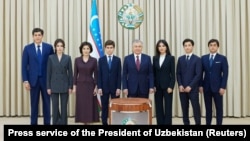 Президентът на Узбекистан Шавкат Мирзийоев и членове на семейството му позират по време на гласуването на предсрочните президентски избори в Ташкент, Узбекистан, 9 юли 2023 г.