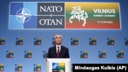 Sekretari i përgjithshëm i NATO-s, Jens Stoltenberg, gjatë adresimit për media në ditën e parë të samitit të aleancës. Vilnius, 11 korrik 2023. 