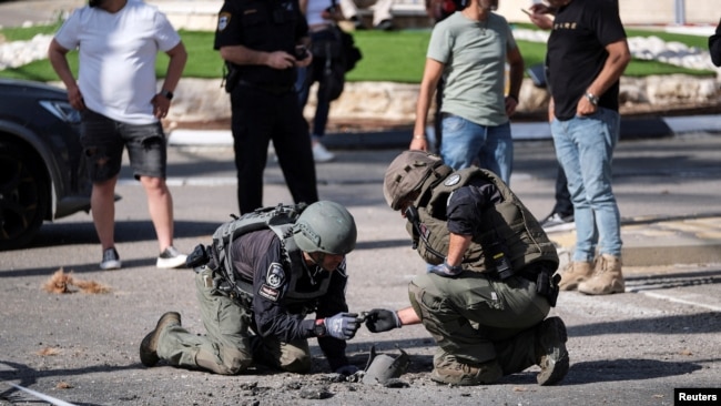 Izraelski vojnici ispituju ostatke rakete u Shlomi, sjeverni Izrael, 6. aprila 2023.
