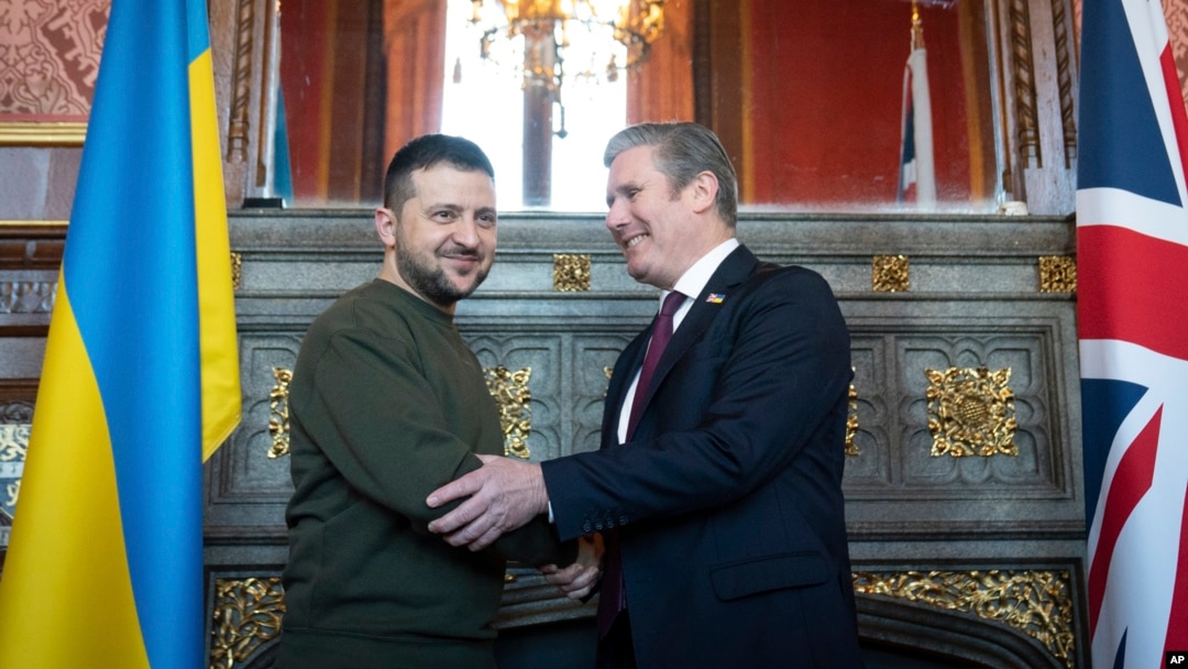 Liderul laburist, Keir Starmer (dreapta) se întâlnește cu președintele ucrainean Volodimir Zelenski la Palatul Westminster de la Londra, în timpul primei sale vizite în Regatul Unit de la invazia rusă din Ucraina, pe 8 februarie 2023.