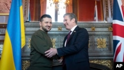 Liderul laburist, Keir Starmer (dreapta) se întâlnește cu președintele ucrainean Volodimir Zelenski la Palatul Westminster de la Londra, în timpul primei sale vizite în Regatul Unit de la invazia rusă din Ucraina, pe 8 februarie 2023.