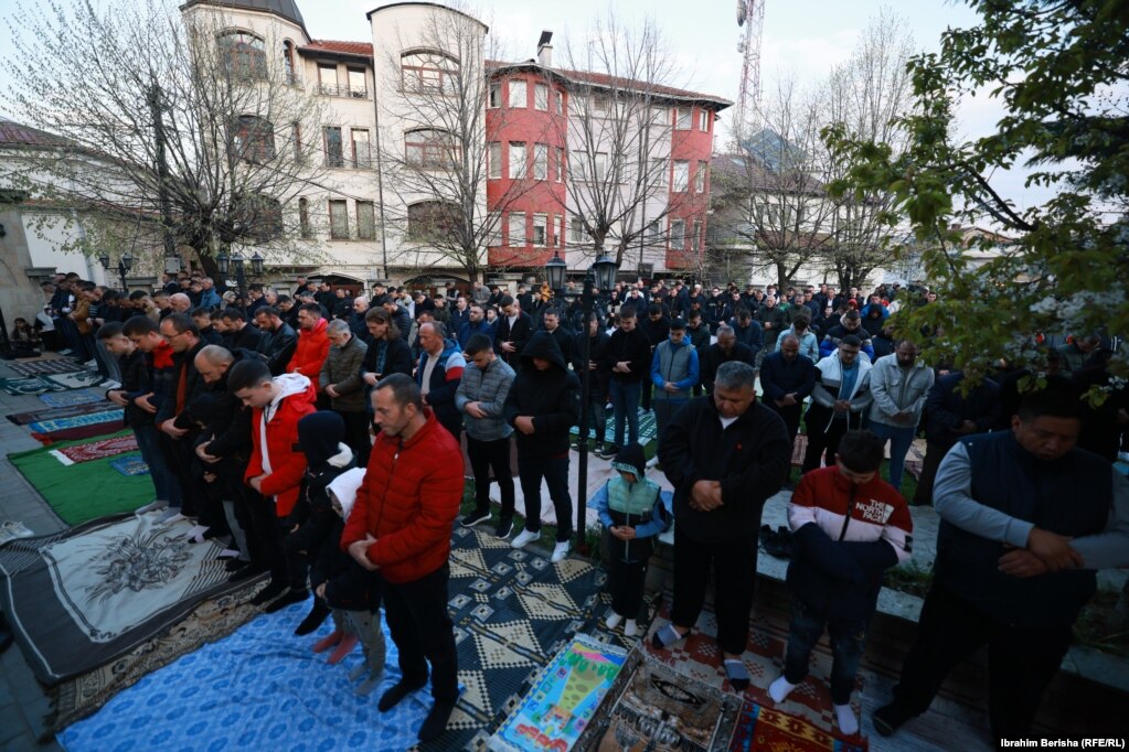 Besimtarë edhe në oborrin e xhamisë, për shkak të numrit të madh.