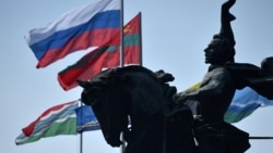 Steagurile Rusiei și regiunii separatiste transnistrene, lângă monumentul comandantului militar rus, Alexandru Suvorov. Tiraspol, foto de arhivă