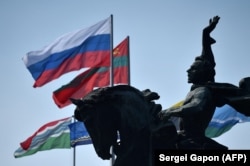 Zastava Rusije i Pridnjestrovlja u blizini spomenika ruskom komandantu iz 18. veka Aleksandru Suvorovu u Tiraspolju, 12. septembra 2021.