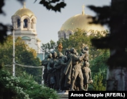 Часть памятника на фоне знаменитого собора Александра Невского в Софии, 22 августа