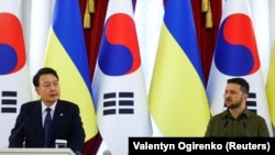 Presidenti i Koresë së Jugut, Yoon Suk Yeol (majtas) me presidentin ukrainas, Volodymyr Zelensky.
