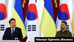 Predsednik Južne Koreje Yoon Suk-Yeol i predsednik Ukrajine Volodimir Zelenski na konferenciji za novinare u Kijevu, 15. jul 2023.