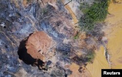 Živa koja se koristi u ilegalnom rudarenju za odvajanje zlata od pijeska zagađuje rijeke, tlo i hranu. Snimak iz vazduha iskopine rudnika zlata koji koristi bušilice pod pritiskom sa vodom za razbijanje stijenovitog zemljišta. Amazonka prašima u Brazilu, avgust 2017.