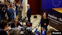 Германската министерка за надворешни работи Аналена Баербок зборува за медиумите пред состанокот на министрите за надворешни работи на ЕУ и Украина во Киев, Украина, 2 октомври 2023 година